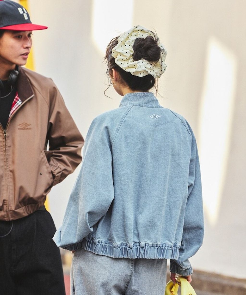 UMBRO × FREAKS STORE 刺繡Logo立領水染丹寧外套(女款)_15