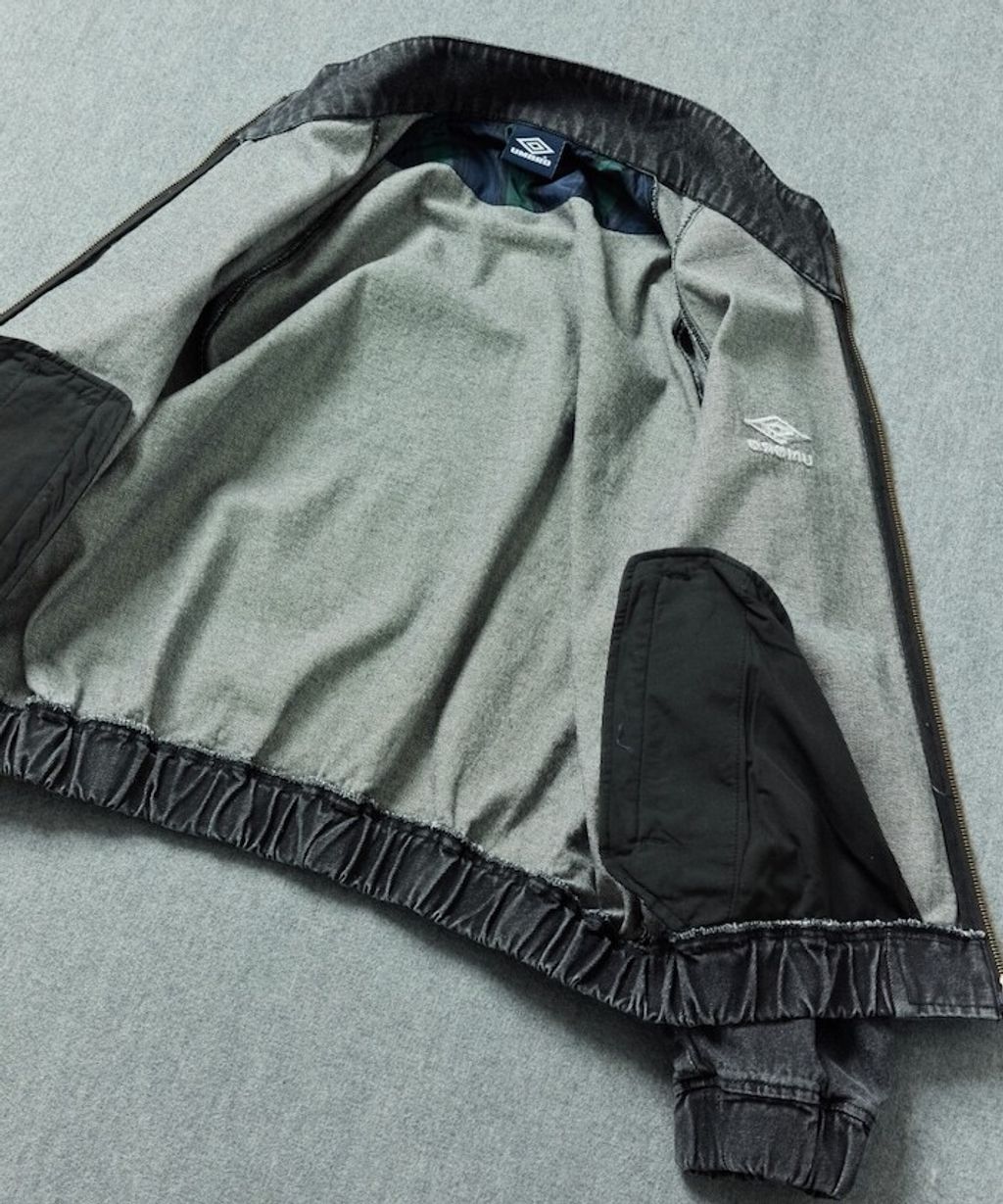 UMBRO × FREAKS STORE 刺繡Logo立領水染丹寧外套(男款)_20