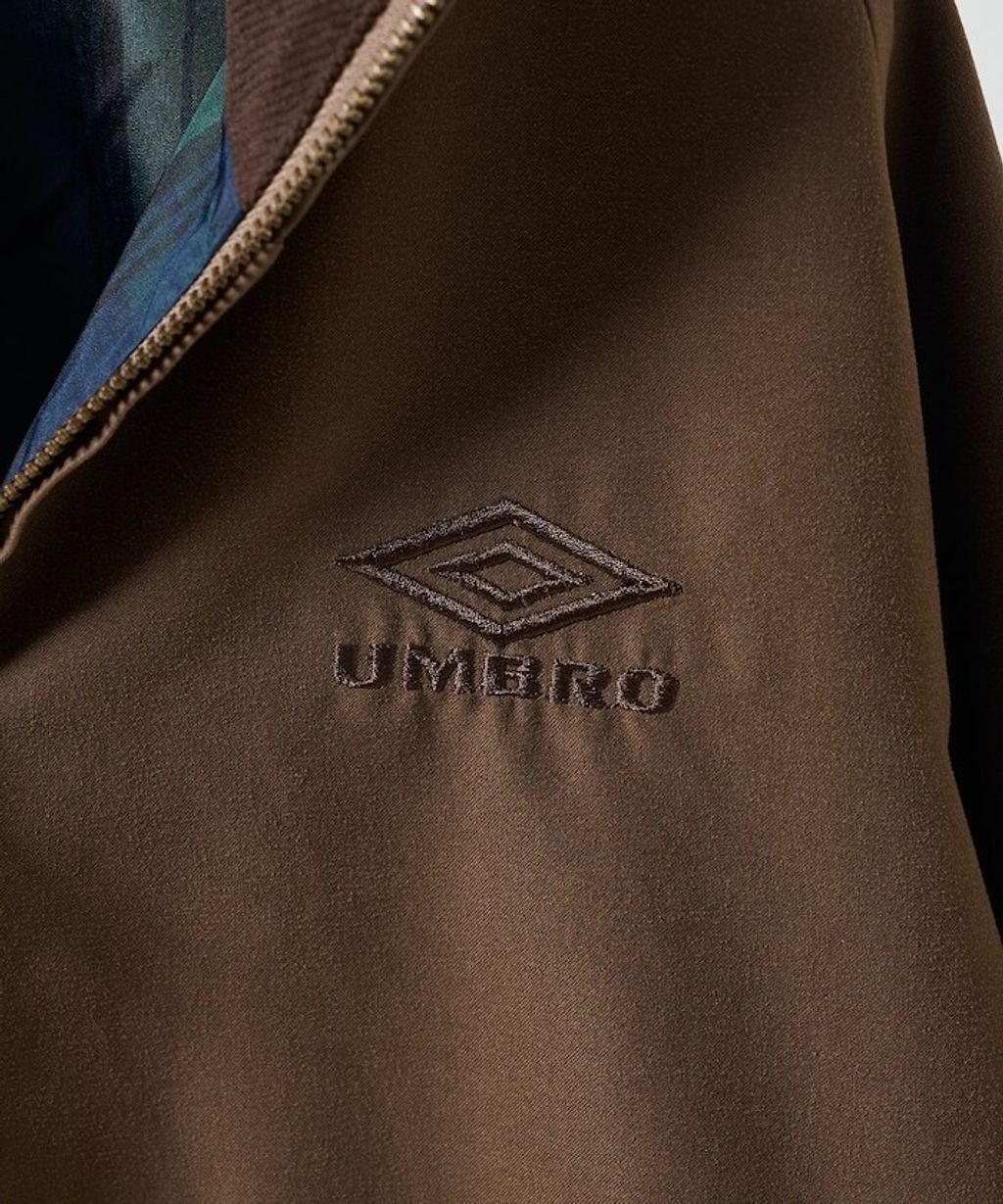 UMBRO × FREAKS STORE 短版修身刺繡Logo立領夾克_25