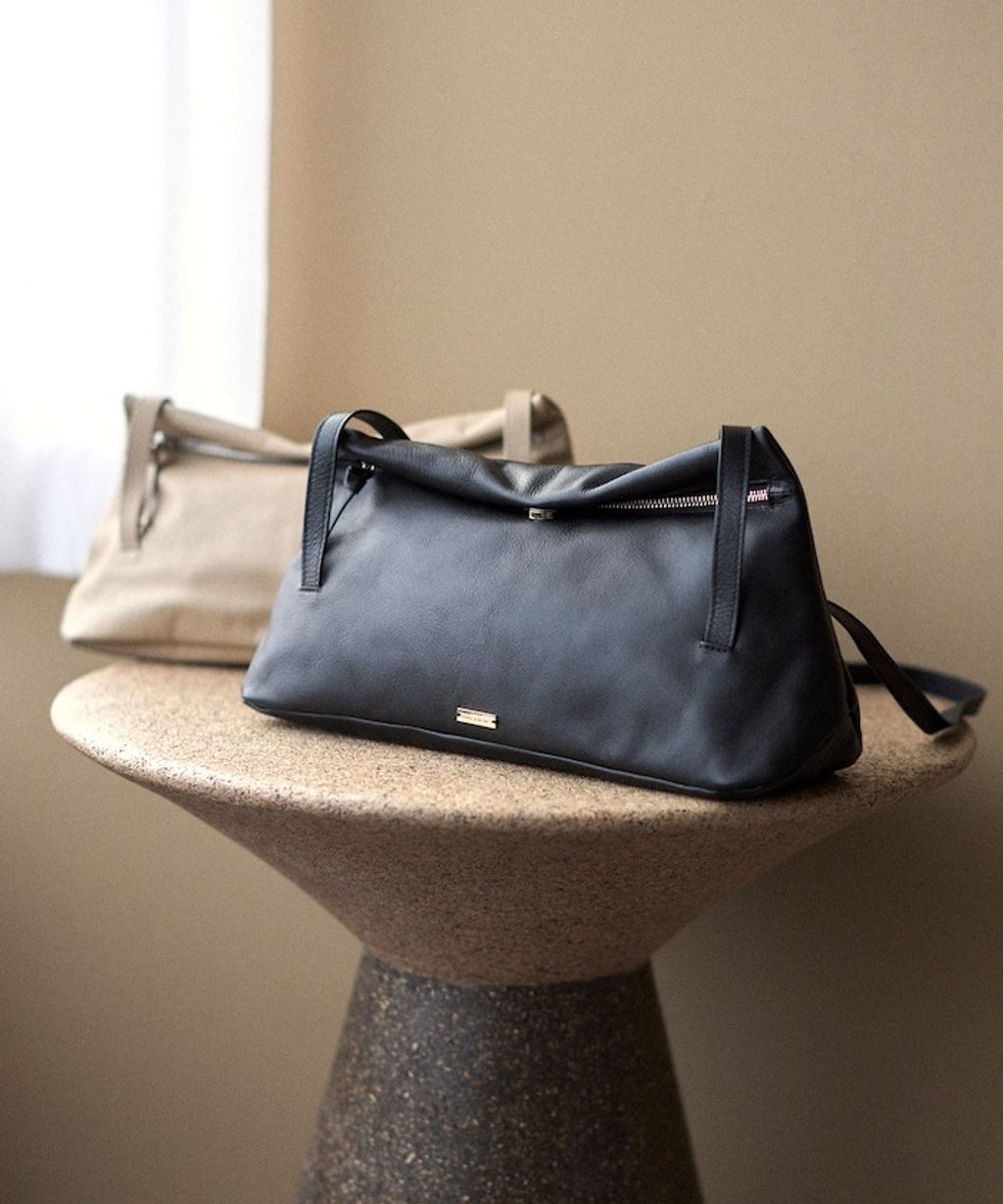 Firsthand 防撥水純牛皮肩背包_3