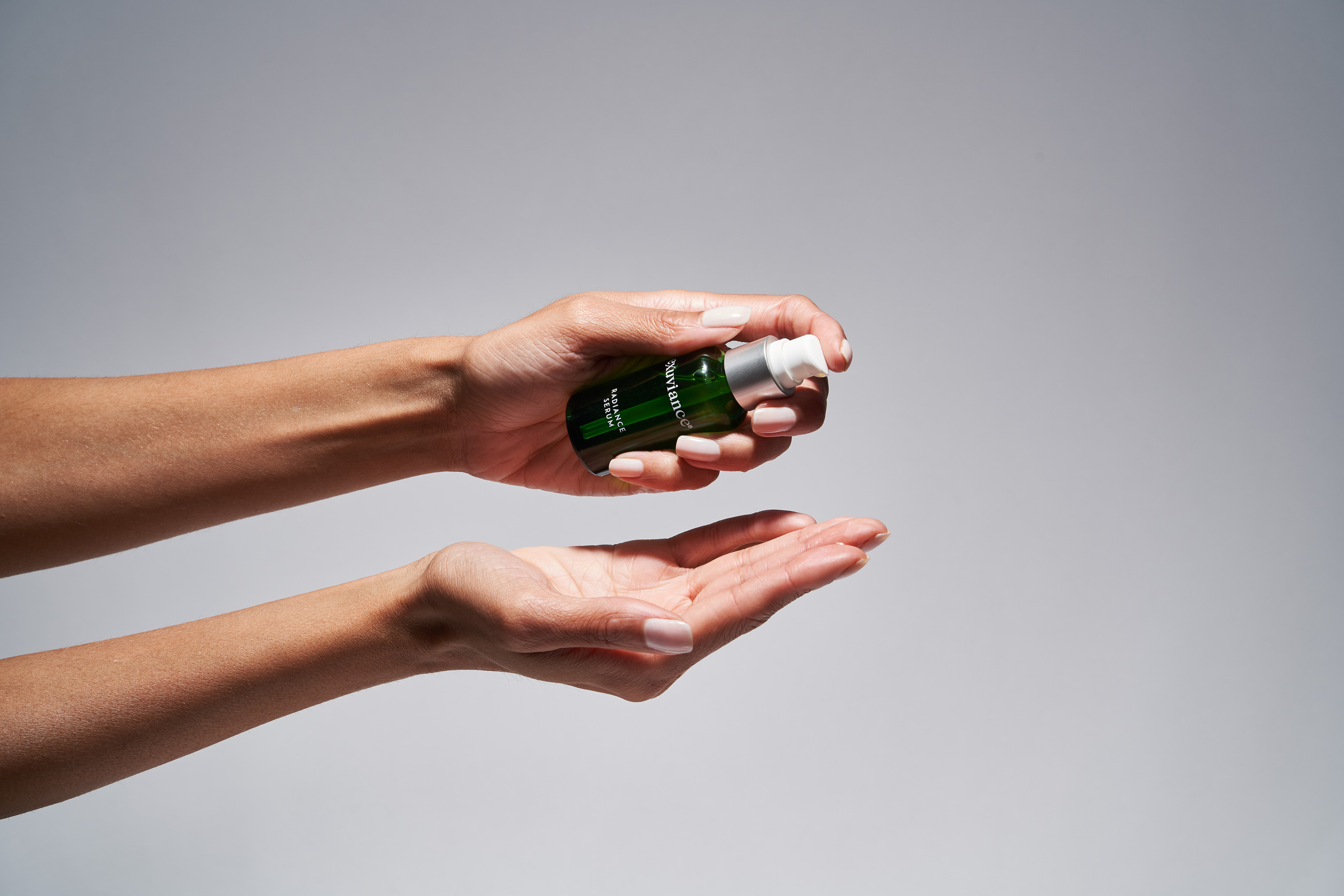 08_Exuv_RadianceSerum_hand_v2