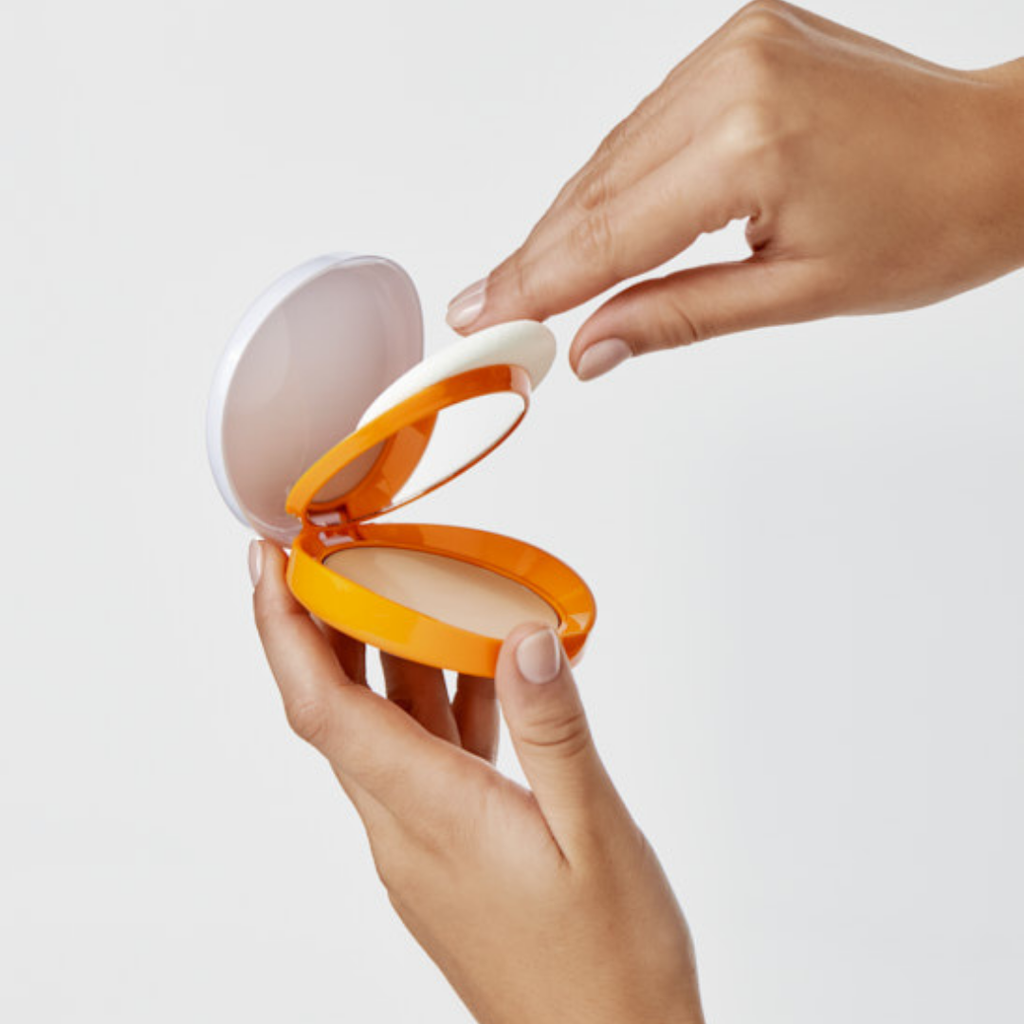 heliocare-360-oil-free-compact-sunscreen-10g-closeup