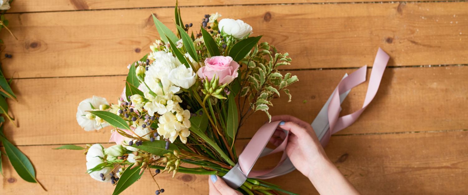 Lulanana Florist | Express your love with a hand bouquet