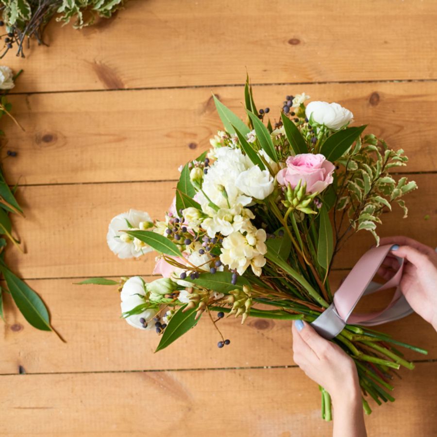 Lulanana Florist | Express your love with a hand bouquet