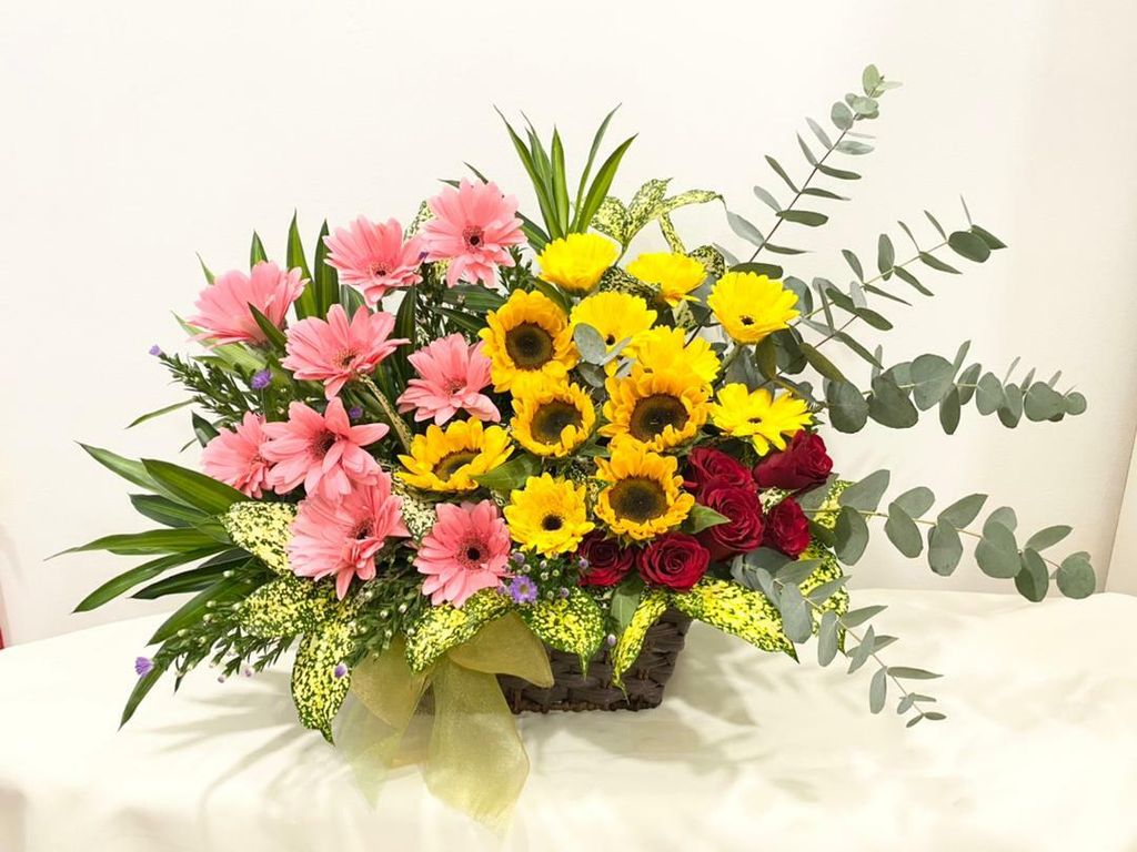 200 Sun Flower Gerbera Ros Arrangement 2021-09-16.jpeg