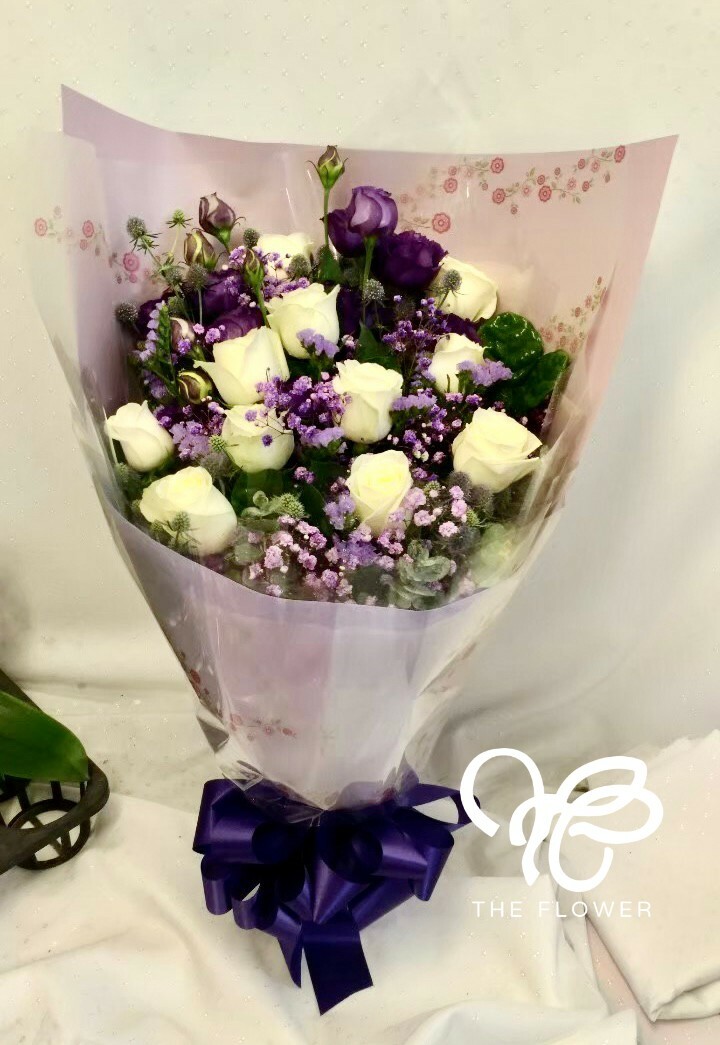 10朵白玫瑰 紫桔梗花束 The Flower嬪嬪花藝坊 歐式花藝質感推薦 台北網路花店