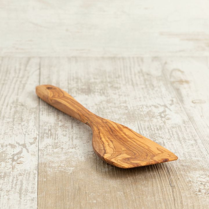 SLT30-spatola-grande-sagomata-in-legno-di-ulivo2