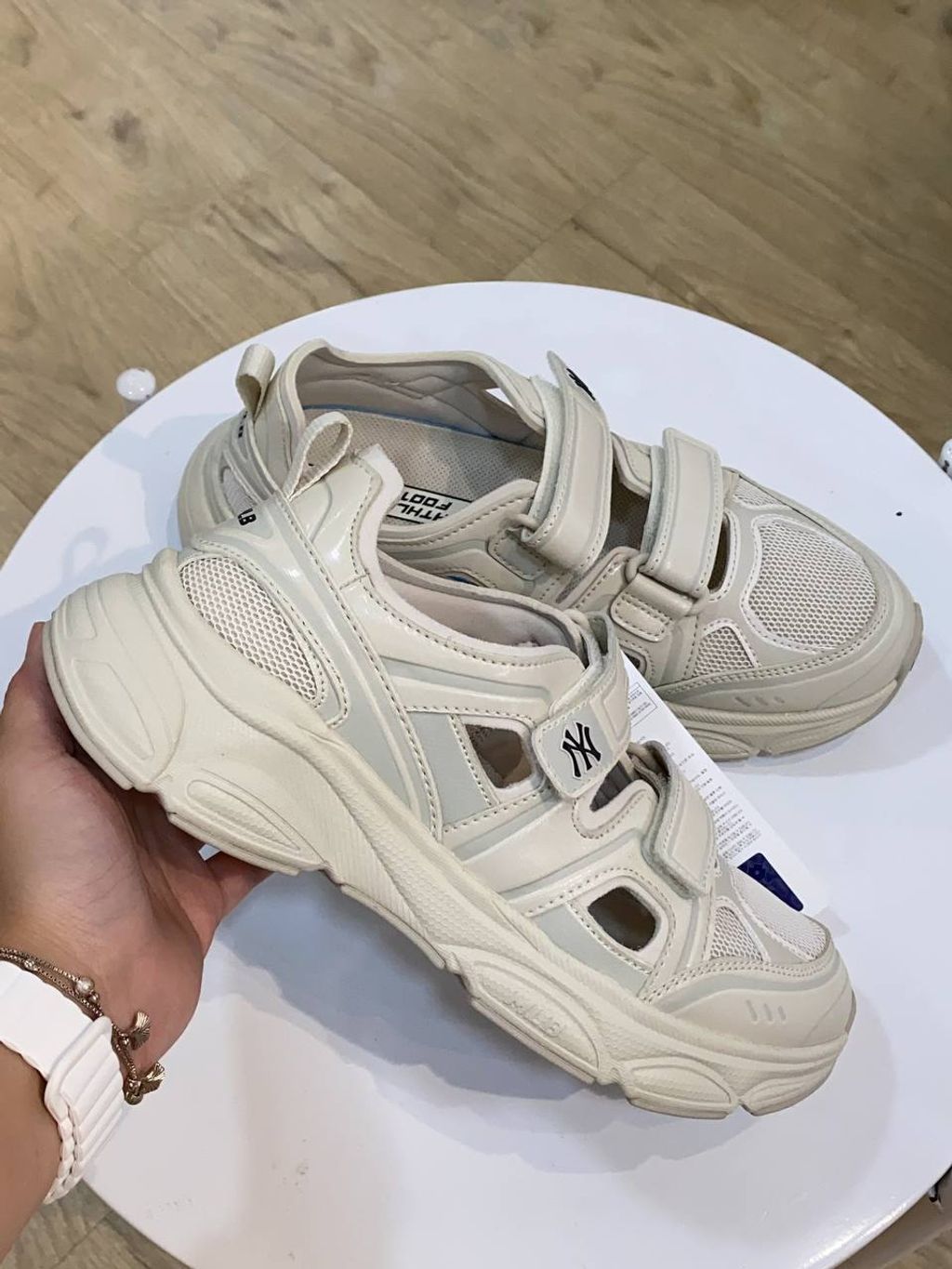 09aaa153-76f2-400a-b828-7432a292f3f9