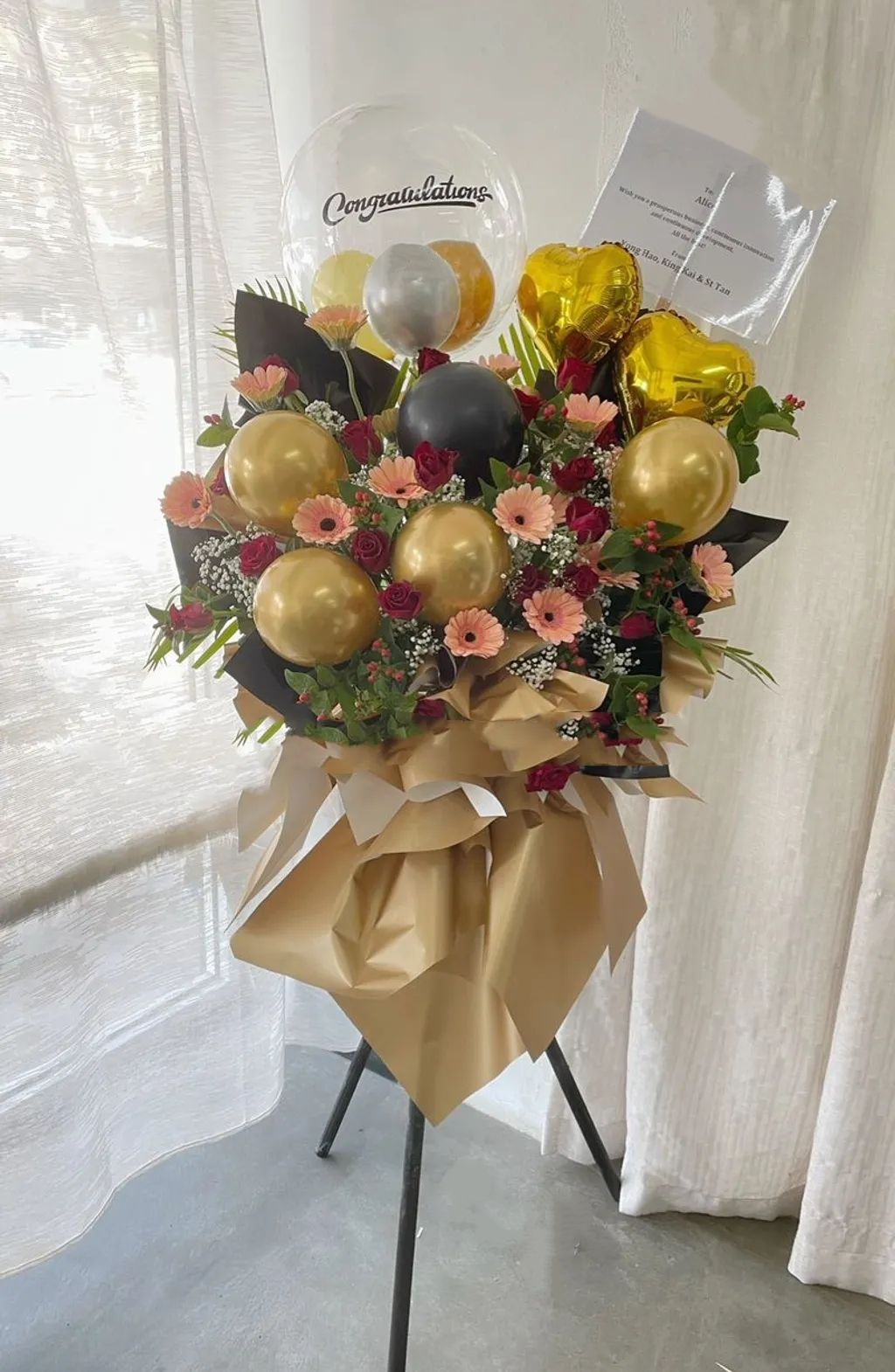 Gold Opening Flower Stand