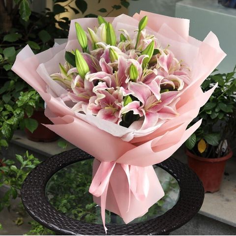 Pink lilies bouquet 10