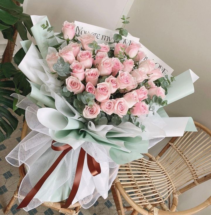 Andrea Rose Bouquet 33 stalks