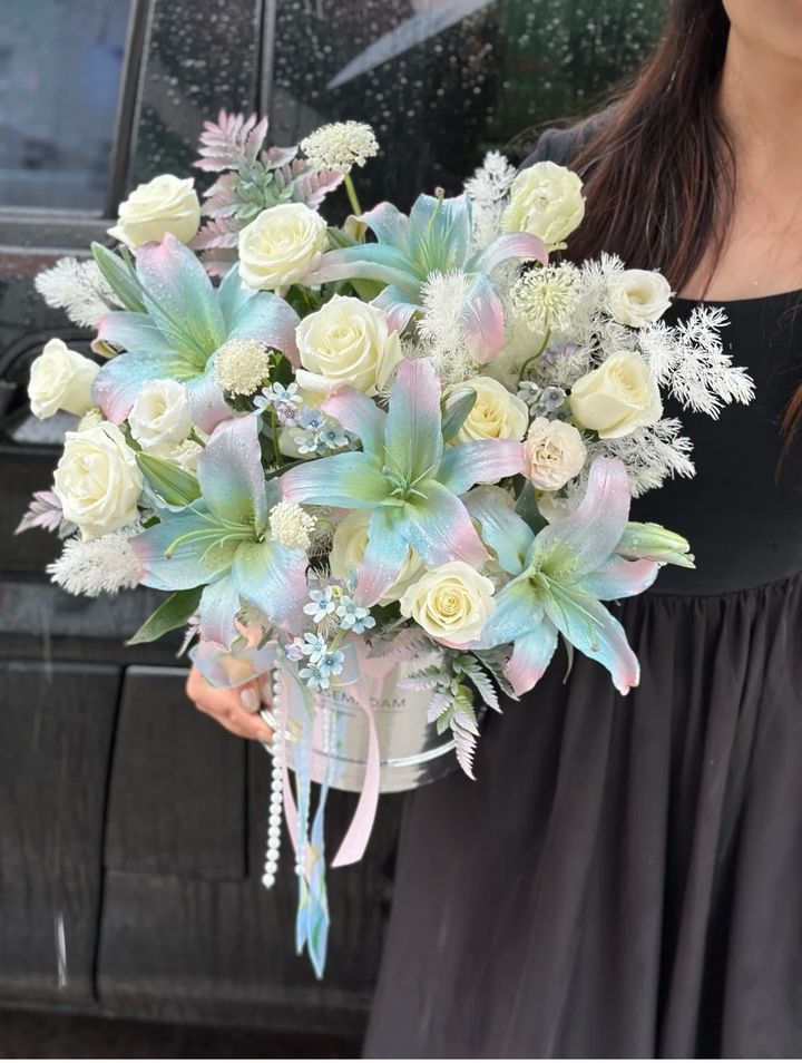Lilies Flower Box (Pre-order Before 3 days)