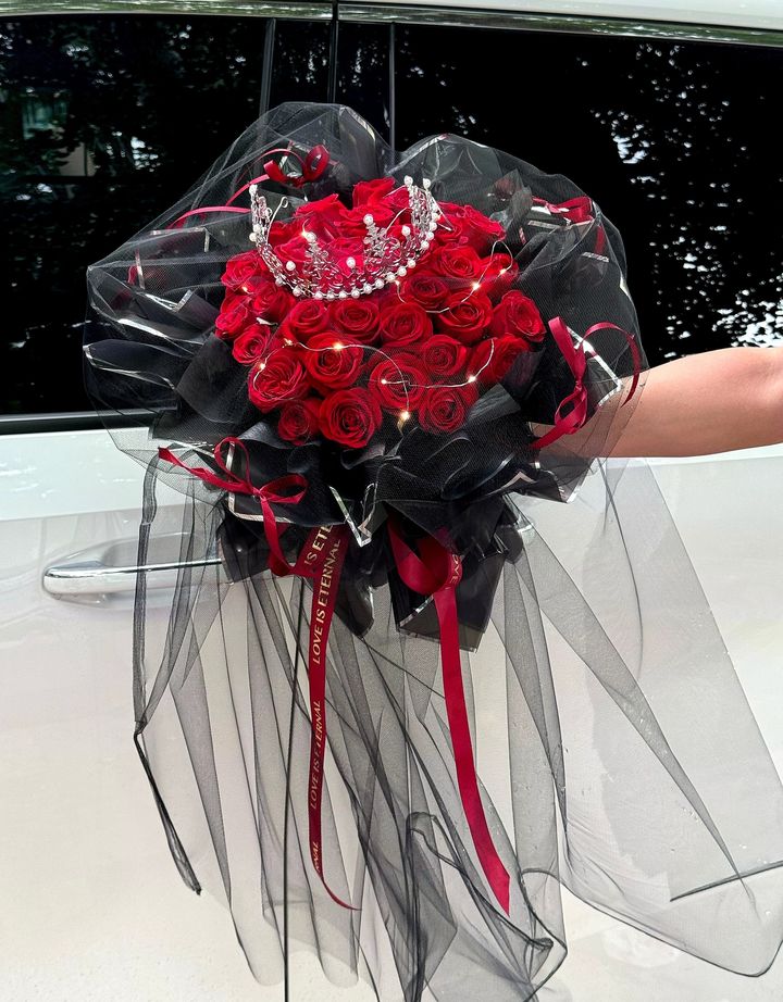 Roses Bouquet 60 (33 stem)