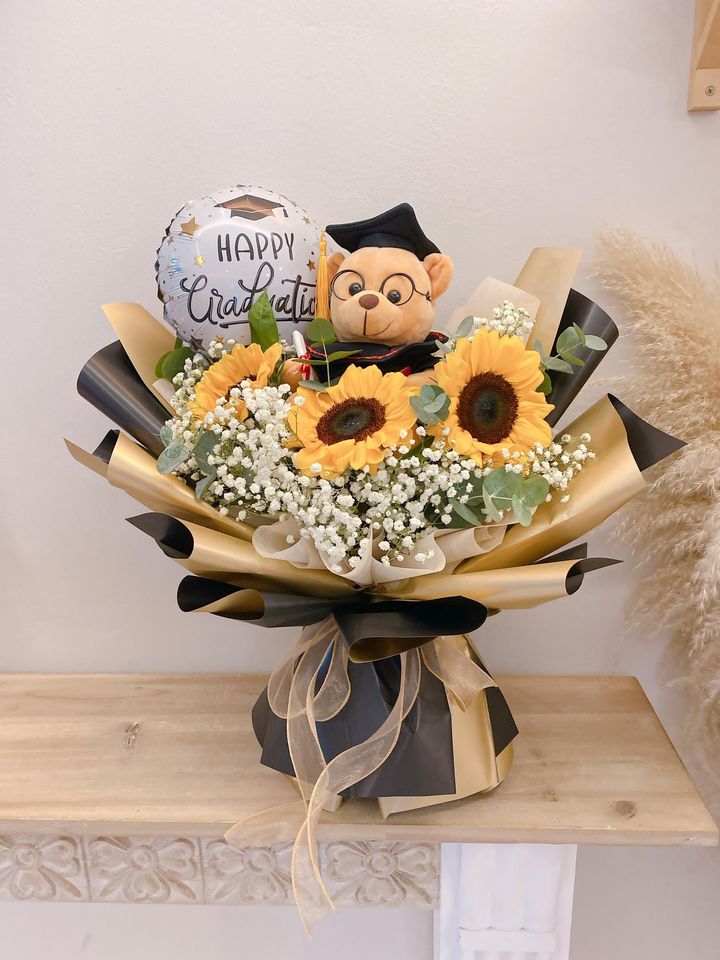 Graduation Bouquet with Balloon