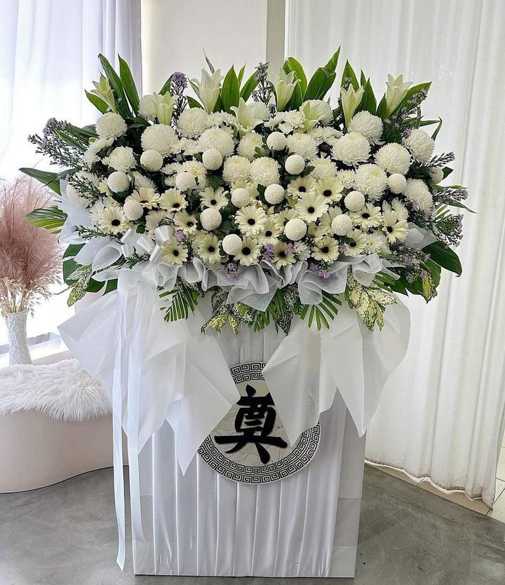 Premium Condolences Flower Stand 01