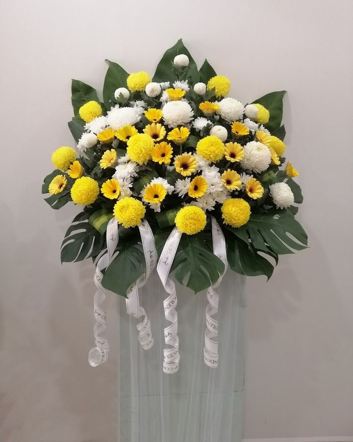 Condolences flower stand 81
