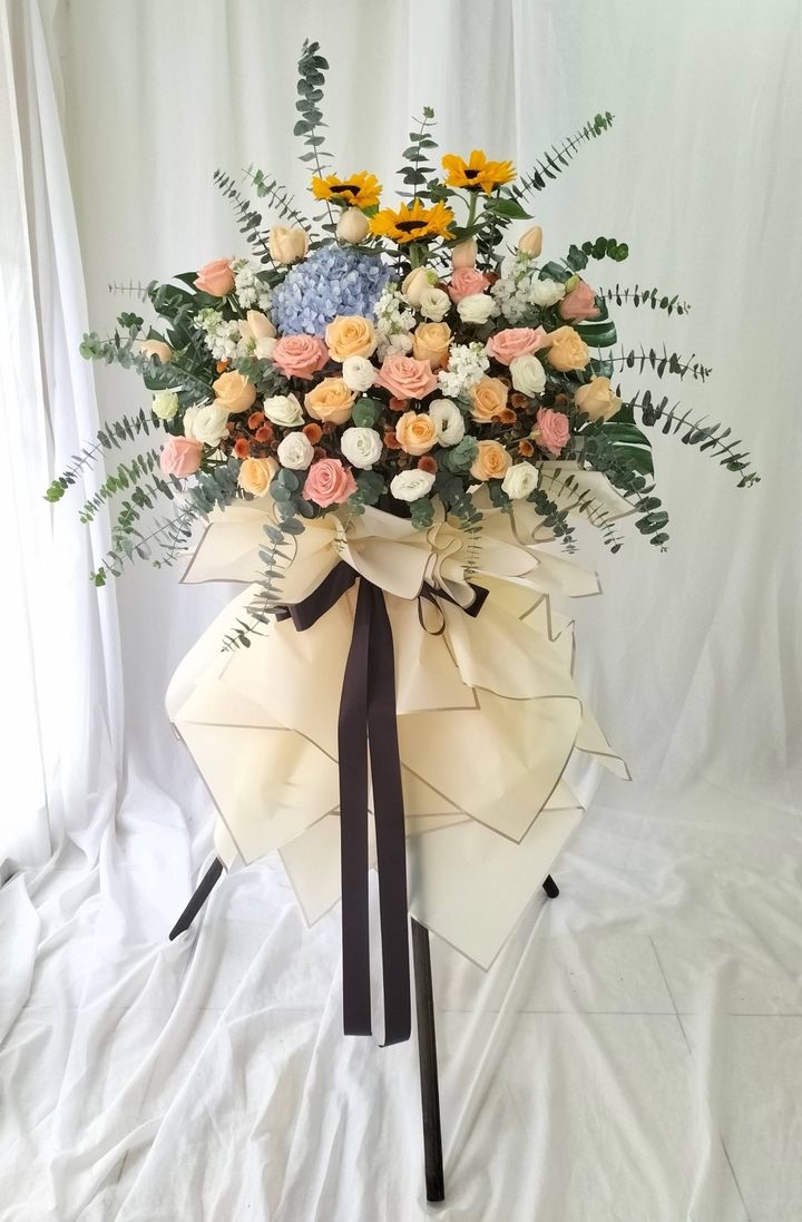 Graceful Opening Flower Stand