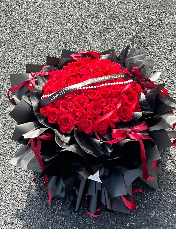 Romance Rose Bouquet (52 Roses)