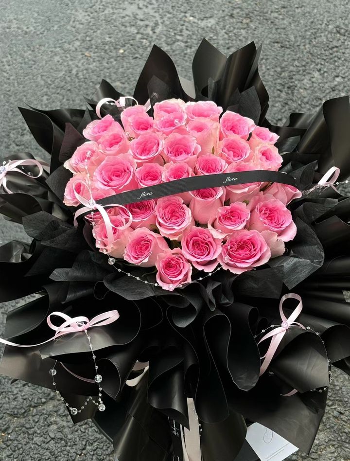 Valentine Rose Bouquet (33 Roses)