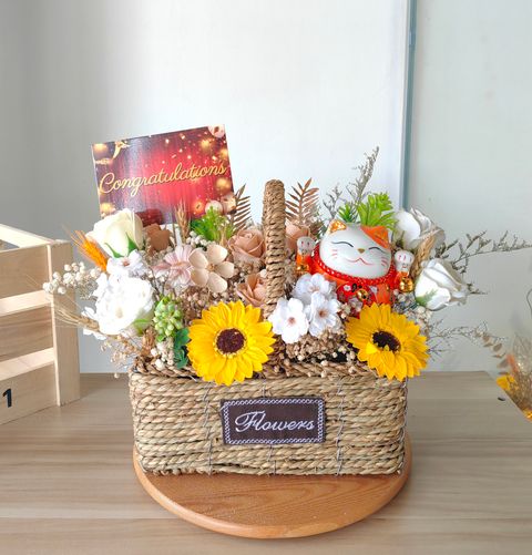 Lucky Cat Opening Flower Basket