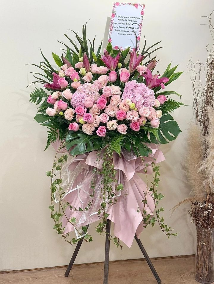 Hydranger Opening Flower Stand