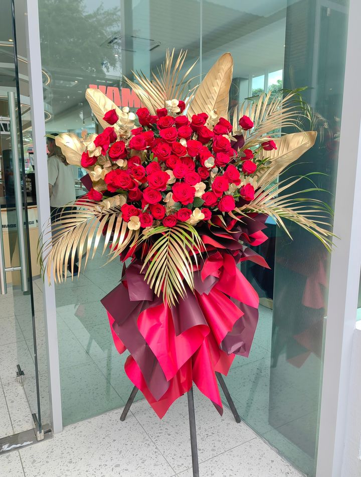 Red Roses Opening Flower Stand