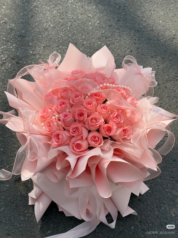 Valentine's Roses Bouquet (33 Roses)
