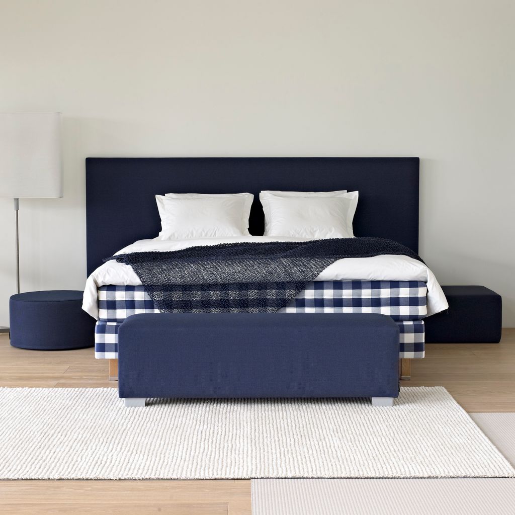 Beach 1381507_col. stone-blue_Hästens bedroom 2_narrow edging_and backing_woodnotes