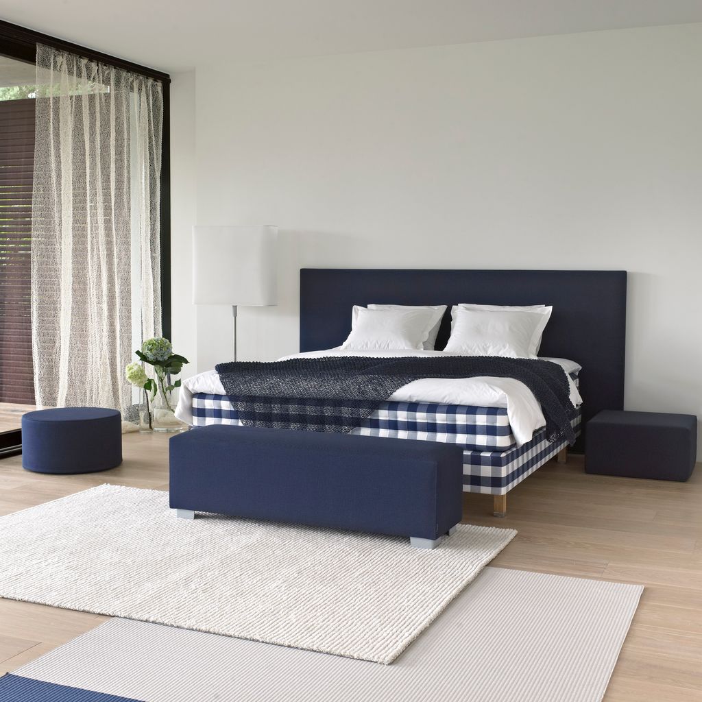 Beach 1381507_col. stone-blue_Hästens bedroom 1_narrow edging_and backing_woodnotes