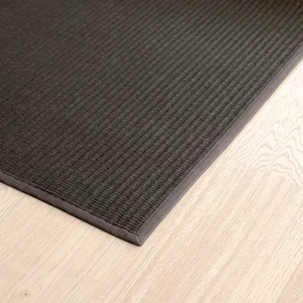 Coast+132920_col.+black-onyx_narrow+cotton+edging_and+backing_paper+yarn_corner+detail_woodnotes