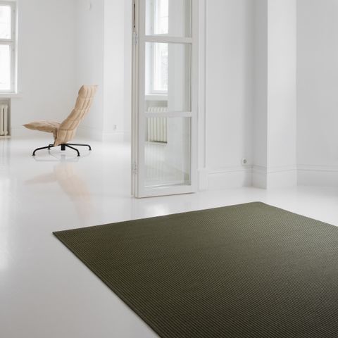 1322720 Coast_aspen green-onyx_paper yarn rug_Narroe Swivel k Chair_matt-black star base_Sand natural