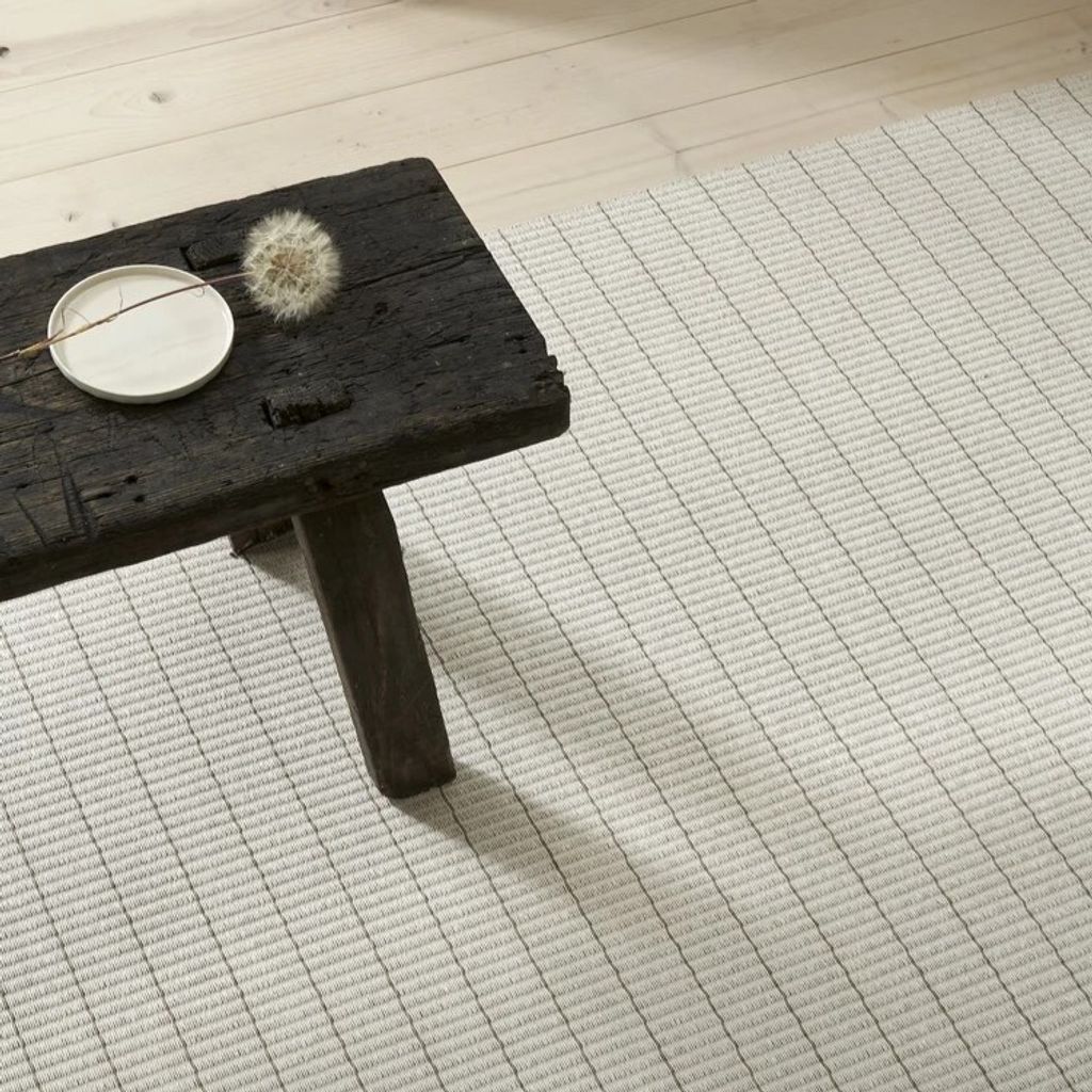 Earth+collection_paper+yarn+carpet_Line+1241532_col.+stone-nutria_interior+2_woodnotes