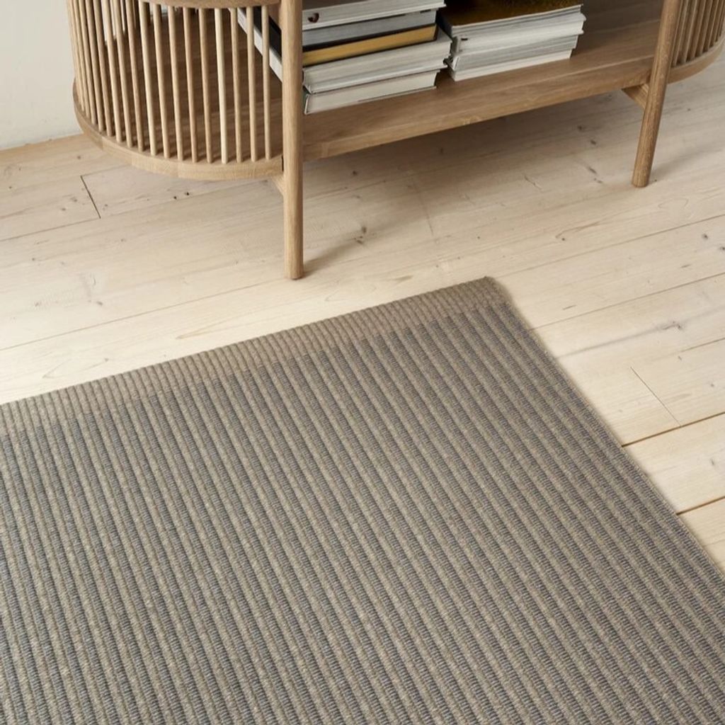 Earth+collection_paper+yarn+carpet_Railway_1163240_col.+nutria-graphite_sewn+edges_backing_interior+2_woodnotes