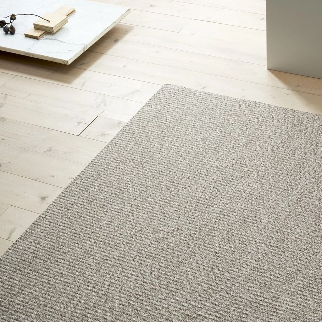 Earth+collection_paper+yarn+carpet_Living+1301532_col.+stone-nutria_interior+1_woodnotes