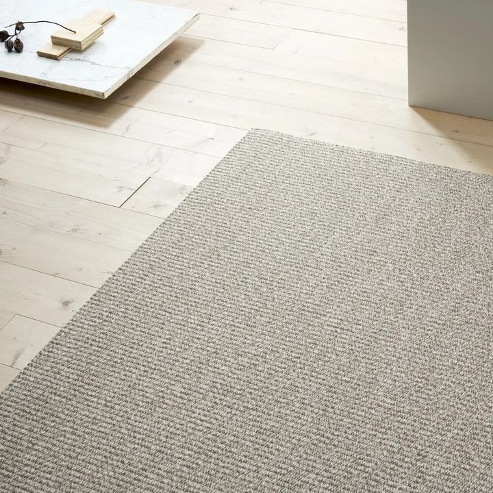 Earth+collection_paper+yarn+carpet_Living+1301532_col.+stone-nutria_interior+1_woodnotes