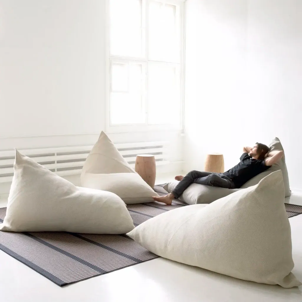 Cut+Stripe+115919_col.+black-antique_paper+yarn_interior_with+Roo+lounge+chairs_woodnotes