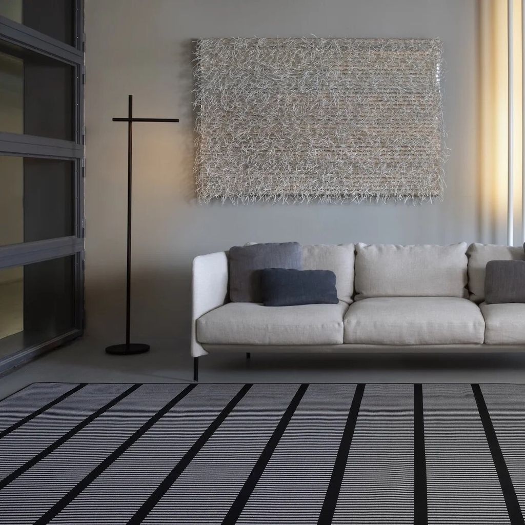 Cut+Stripe+115915_col.+black-stone_paper+yarn_interior