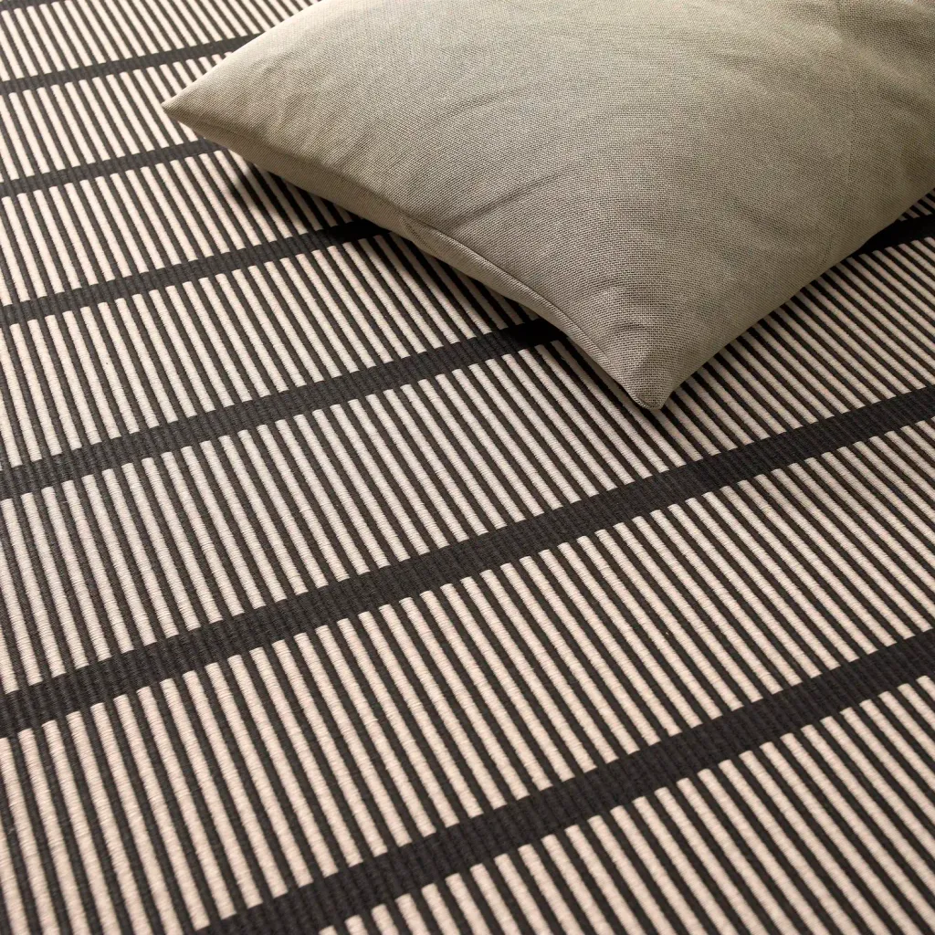 Cut+Stripe+11595_col.+black-natural_paper+yarn_detail+1_woodnotes