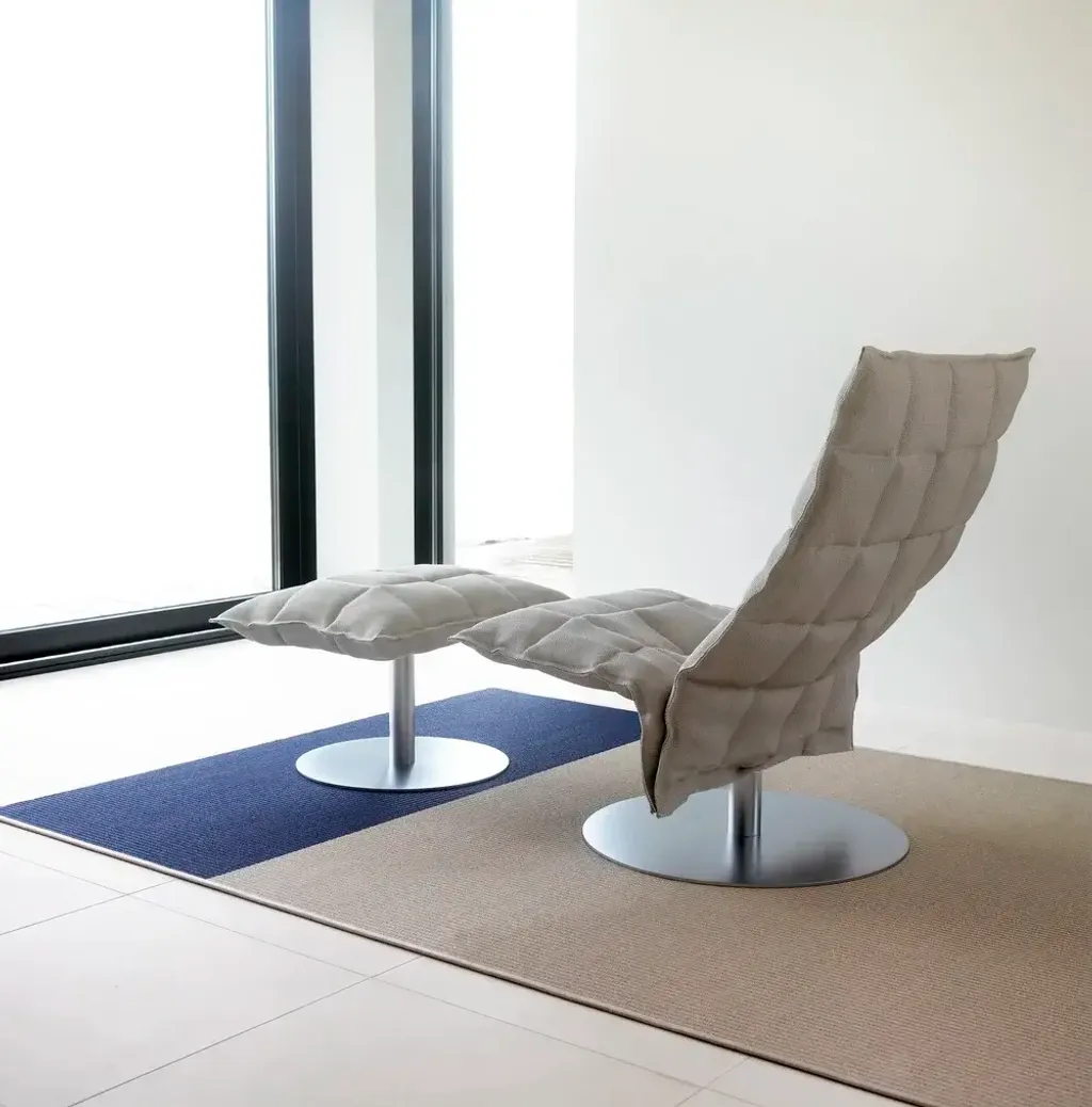 Beach+1381507_col.+stone-blue_interior+6_narrow+edging_and+backing_Narrow+Swivel+k+Chair_k+ottoman_woodnotes