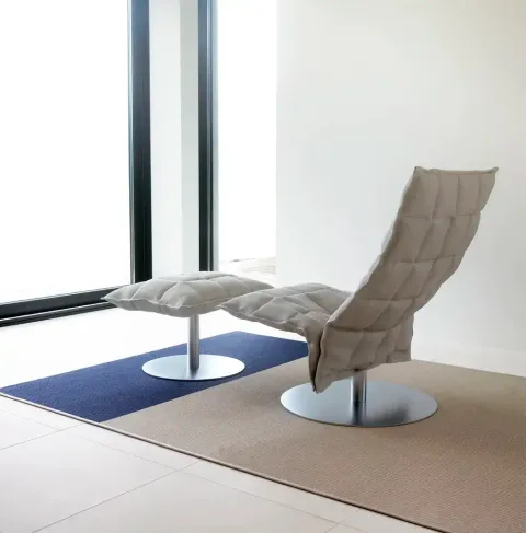 Beach+1381507_col.+stone-blue_interior+6_narrow+edging_and+backing_Narrow+Swivel+k+Chair_k+ottoman_woodnotes
