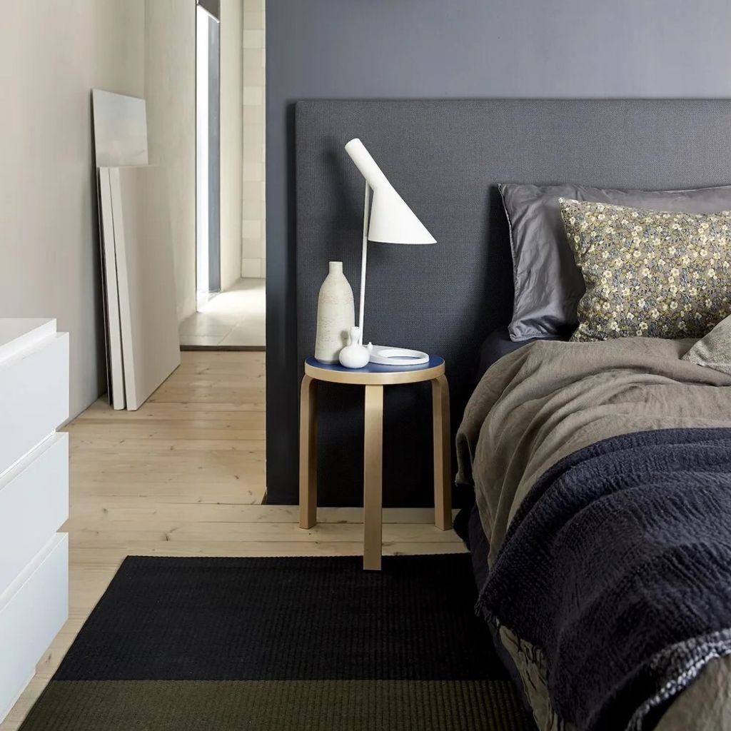 Fourways-1402009_col.+onyx-black_sewn+edges_paper+yarn_bedroom+interior_woodnotes
