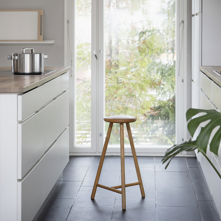 Perch stool_oak_in space3