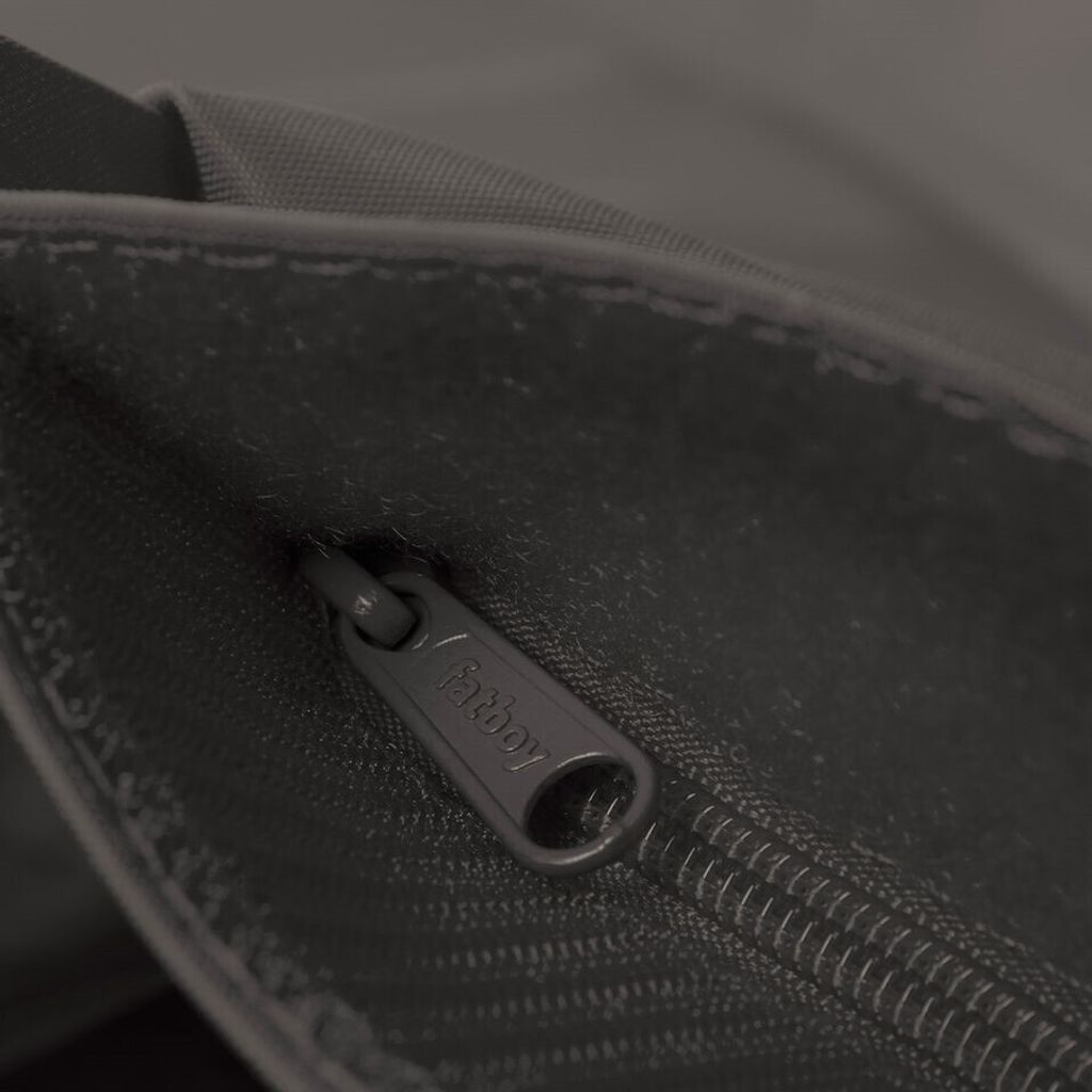 fatboy-original-beanbag-darkgrey-1920x1280-closeup-05-102208