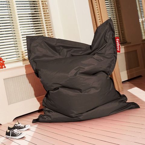 fatboy-original-beanbag-darkgrey-1920x1280-ambiance-02-102208