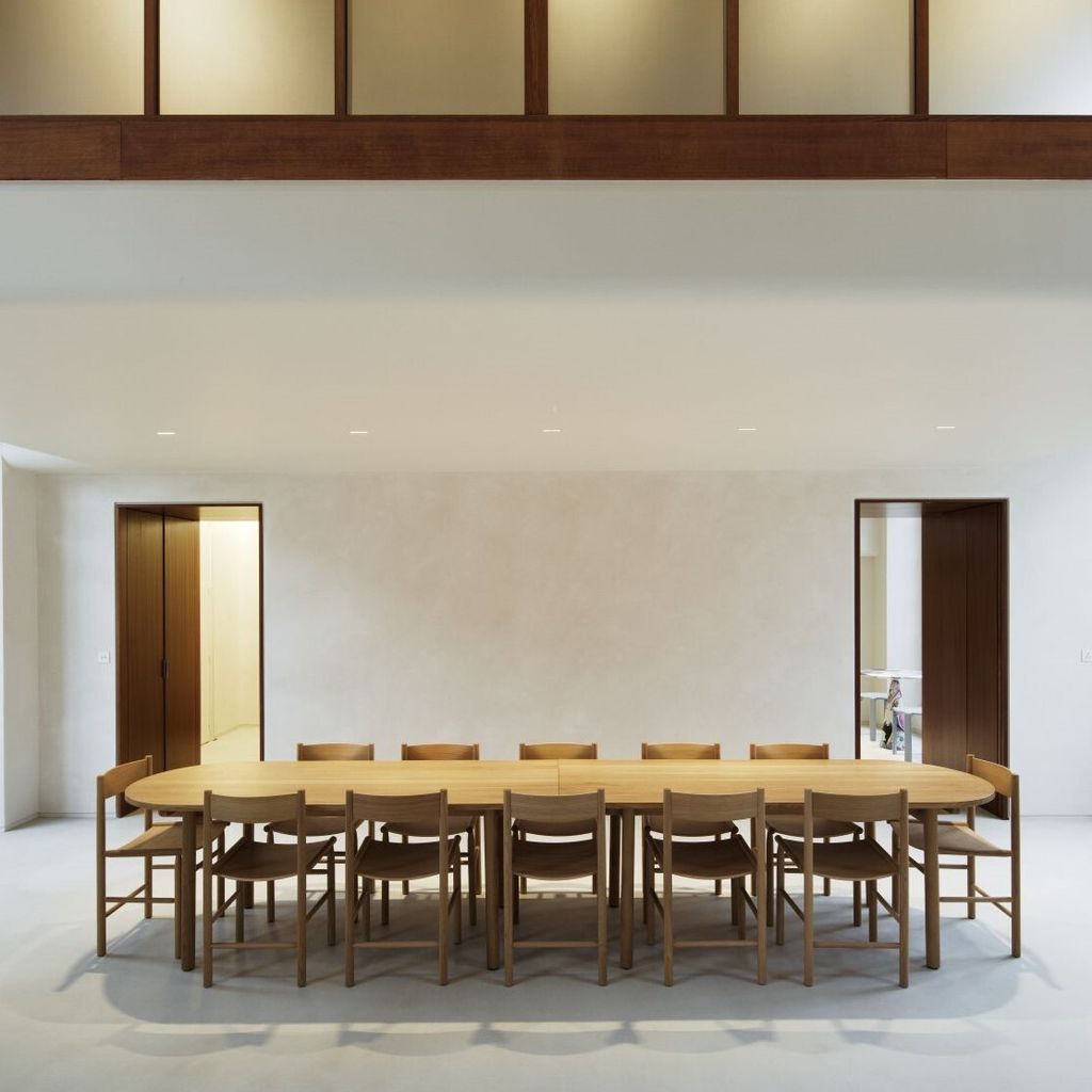 nikari-akademia-chair-basic-table-Kadist-Art-Foundation-France-credit-Takuji-Shimmura