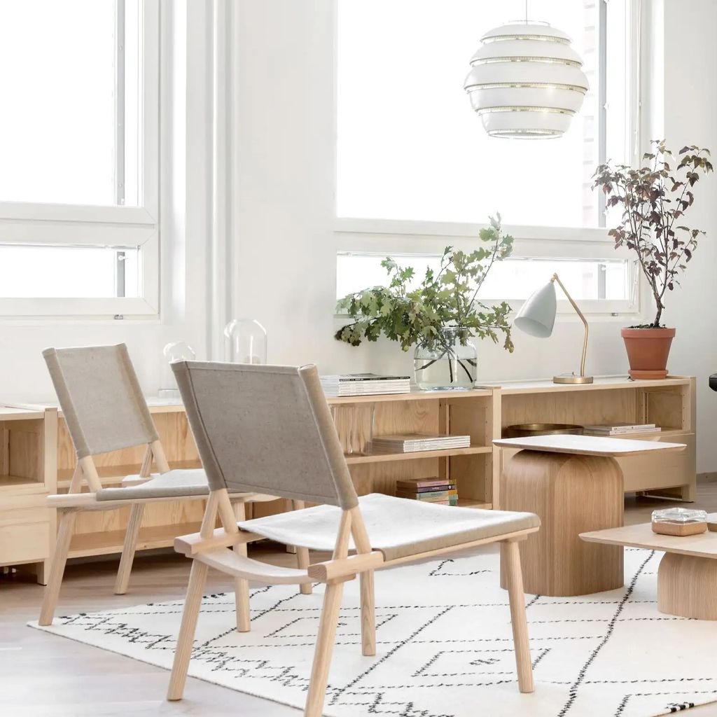 nikari-jasper-morrison-wataru-kumano-december-lounge-chair-linen-alfredo-haberli-coffee-table-april-oak-ash-birch-space1