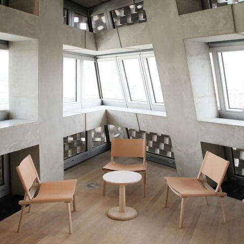 nikari-tate-modern-switch-house-december-lounge-chair-oak-leather-wataru-kumano-credit-jasper-morrison-studio