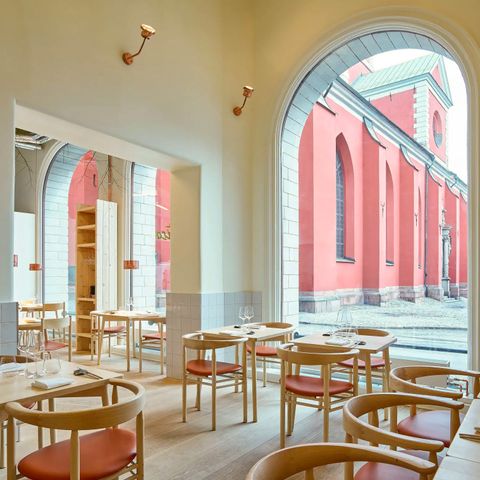 nikari-botica-rudi-merz-rmt6-upholstered-chair-skandi-table-ash-credit-Bjorn-Lofterud_space1O