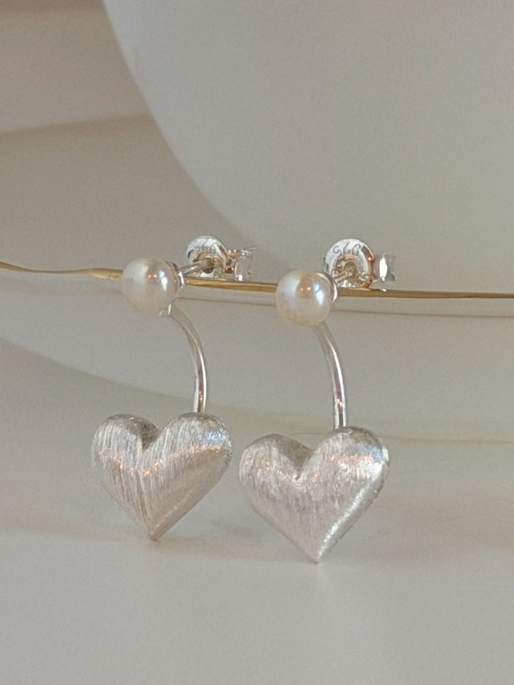 S905 珍珠柔霧愛心厚磅純銀耳針 Pearl Embrace3