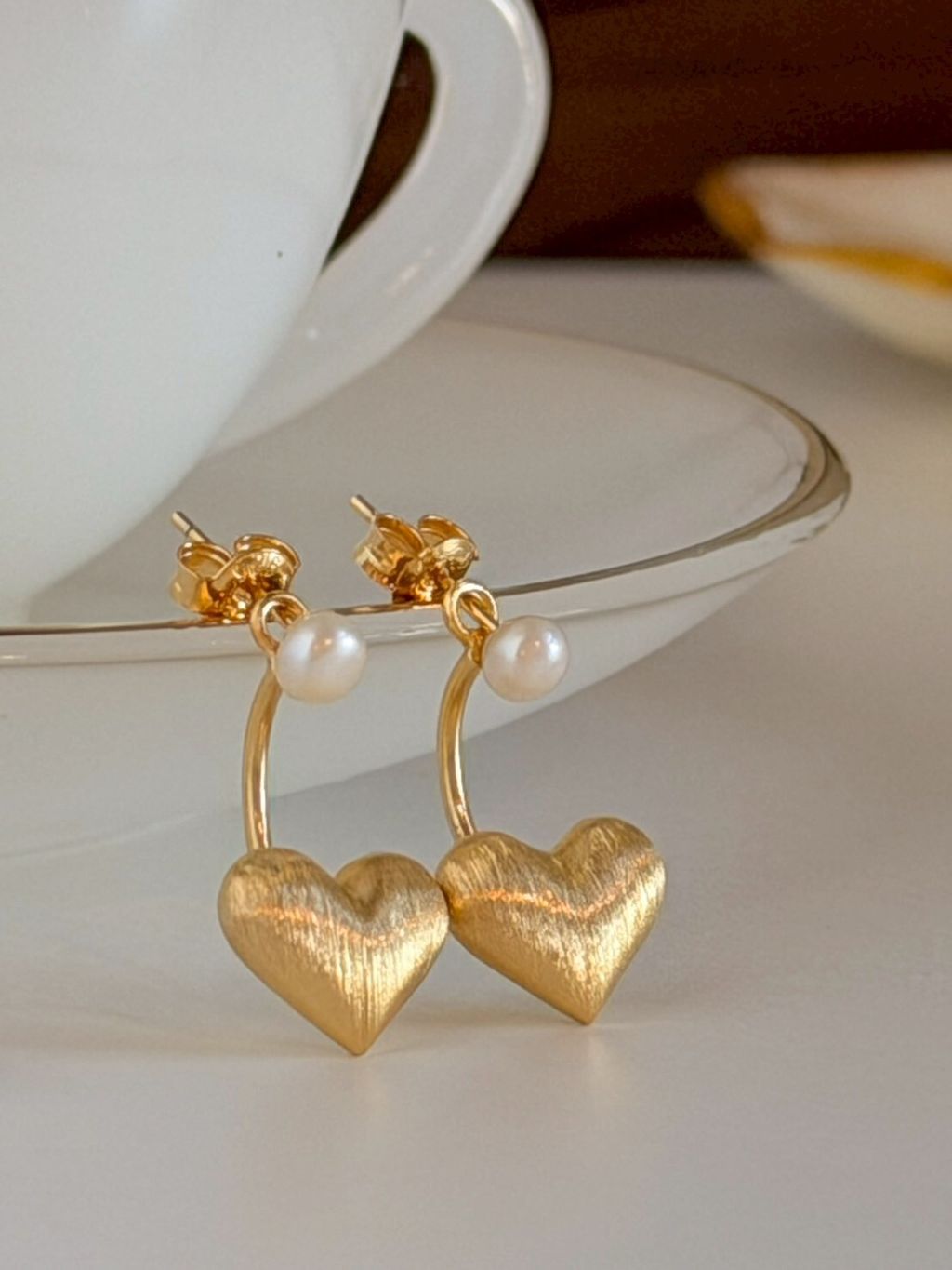 S905 珍珠柔霧愛心厚磅純銀耳針 Pearl Embrace1
